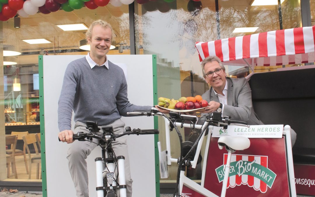 Bio-Rikscha kurvt durch Münster