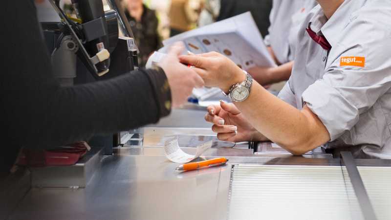 Mehrwertsteuer: Filialisten senken Preise