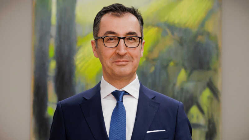 Özdemir tritt Preisdebatte los
